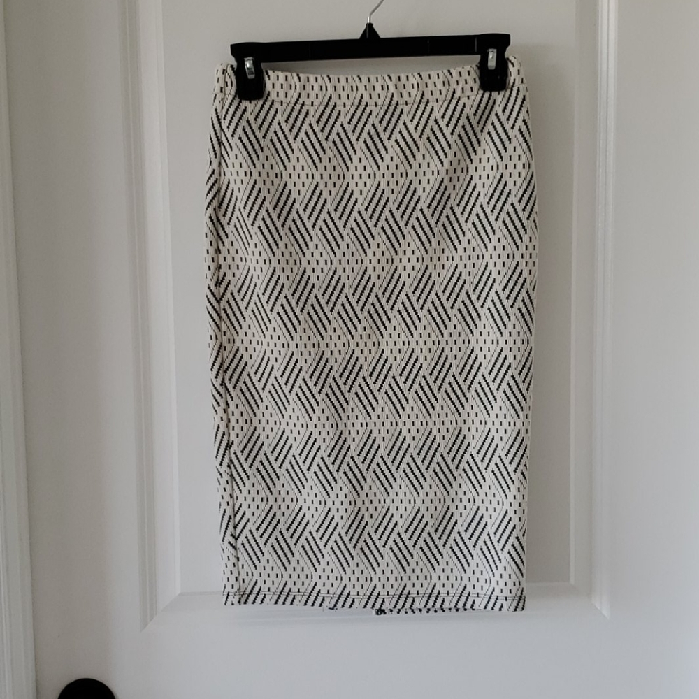 Forever 21 black and white fitted skirt